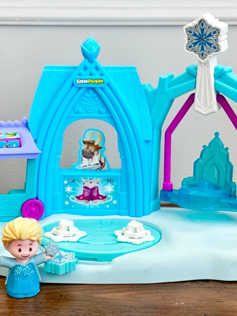 Fisher Little People Disney Frozen Arendelle Winter Wonderland Playset Elsa Toy